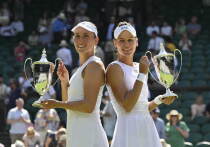 Итоговый турнир Женской теннисной ассоциации (WTA), проходящий в Саудовской Аравии с 1 по 8 ноября, стал ареной для борьбы сильнейших пар сезона. Для российских теннисисток старт соревнований оказался неудачным: оба дуэта, представляющие Россию в парном разряде, проиграли свои первые матчи в группах. Однако поражения на Итоговом — далеко не приговор, и уже сейчас ситуация начинает меняться.