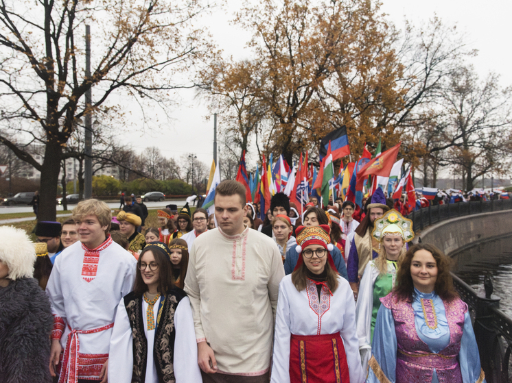 Молодежь Петербурга устроила праздничное шествие в костюмах народов России