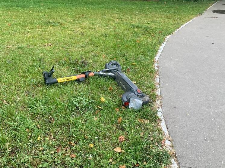 В Калининграде автомобиль сбил подростка на электросамокате