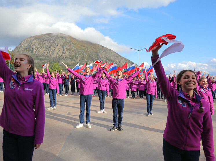 В «Артеке» более 500 детей устроили грандиозный флешмоб ко Дню народного единства