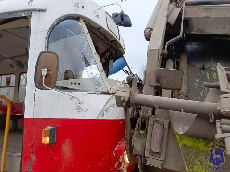 В Самаре трамвай столкнулся с мусоровозом на улице Ташкентской 4 ноября