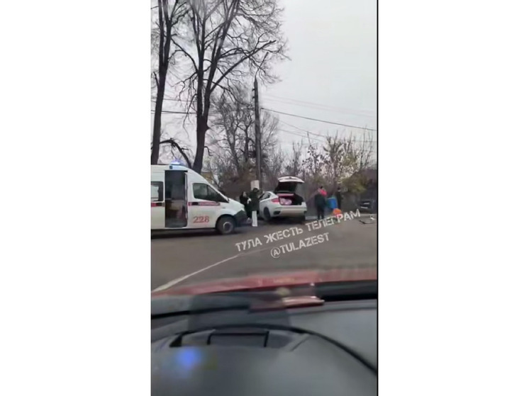 После ДТП в Туле один автомобиль влетел в столб, другой – в дом