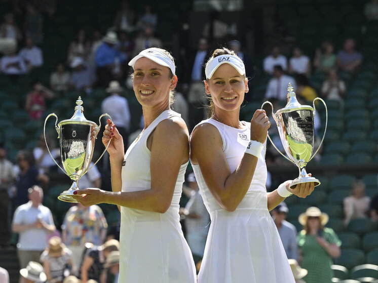 Итоговый турнир Женской теннисной ассоциации (WTA), проходящий в Саудовской Аравии с 1 по 8 ноября, стал ареной для борьбы сильнейших пар сезона. Для российских теннисисток старт соревнований оказался неудачным: оба дуэта, представляющие Россию в парном разряде, проиграли свои первые матчи в группах. Однако поражения на Итоговом — далеко не приговор, и уже сейчас ситуация начинает меняться.