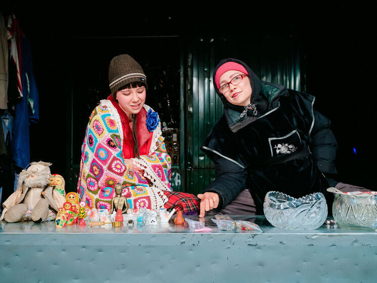 Студенты-брусникинцы устроили карнавал на блошином рынке: Аллегрова, Леонтьев, Лепс