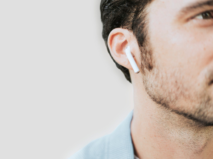 Эксперты предупредили тамбовчан, использующий один наушник, о риске потери слуха