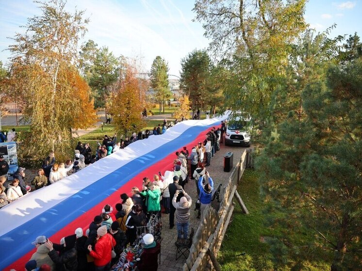 В Волгограде развернули 100-метровый флаг России в День народного единства