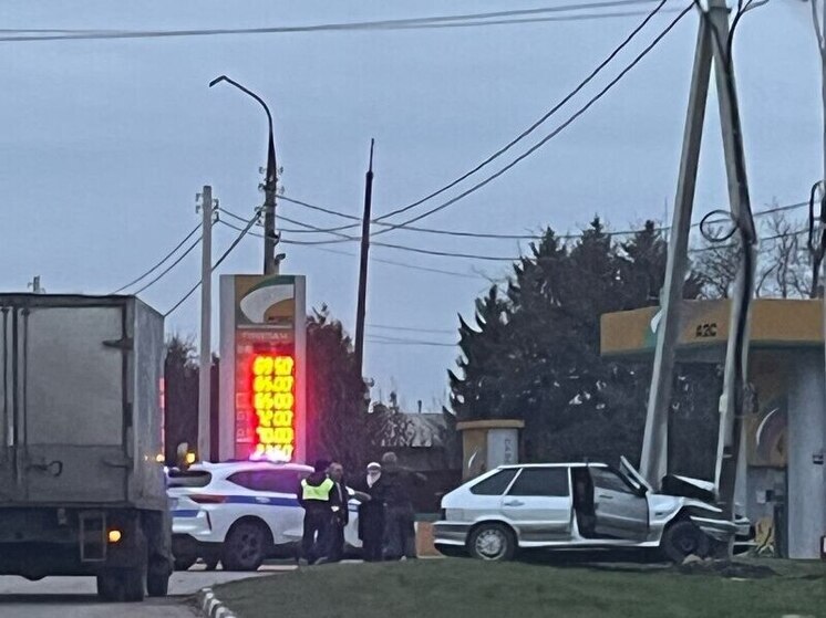 В Ефремове лихач на ВАЗе влетел в опору ЛЭП, пытаясь скрыться от ДПС