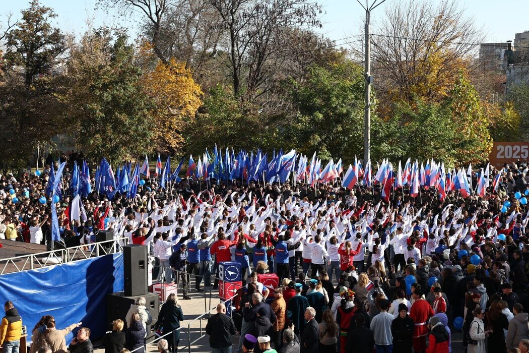 «Народов много — Родина одна!»: как Астрахань отметила День народного единства в тысячах лиц и эмоций
