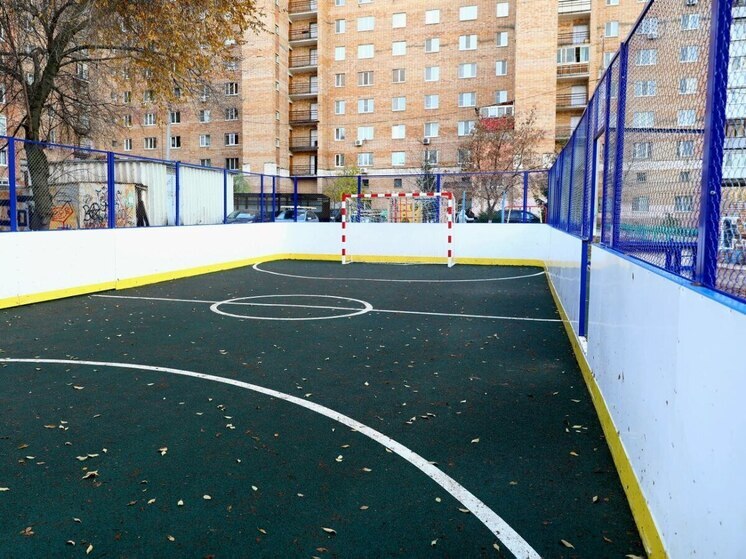 В Самаре восстановили футбольно-хоккейную площадку во дворе на улице Киевской