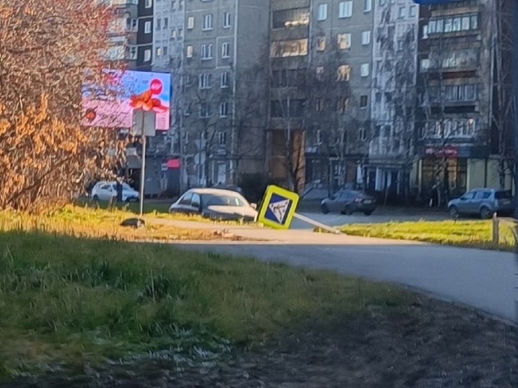 В Екатеринбурге автомобиль сбил знак пешеходного перехода