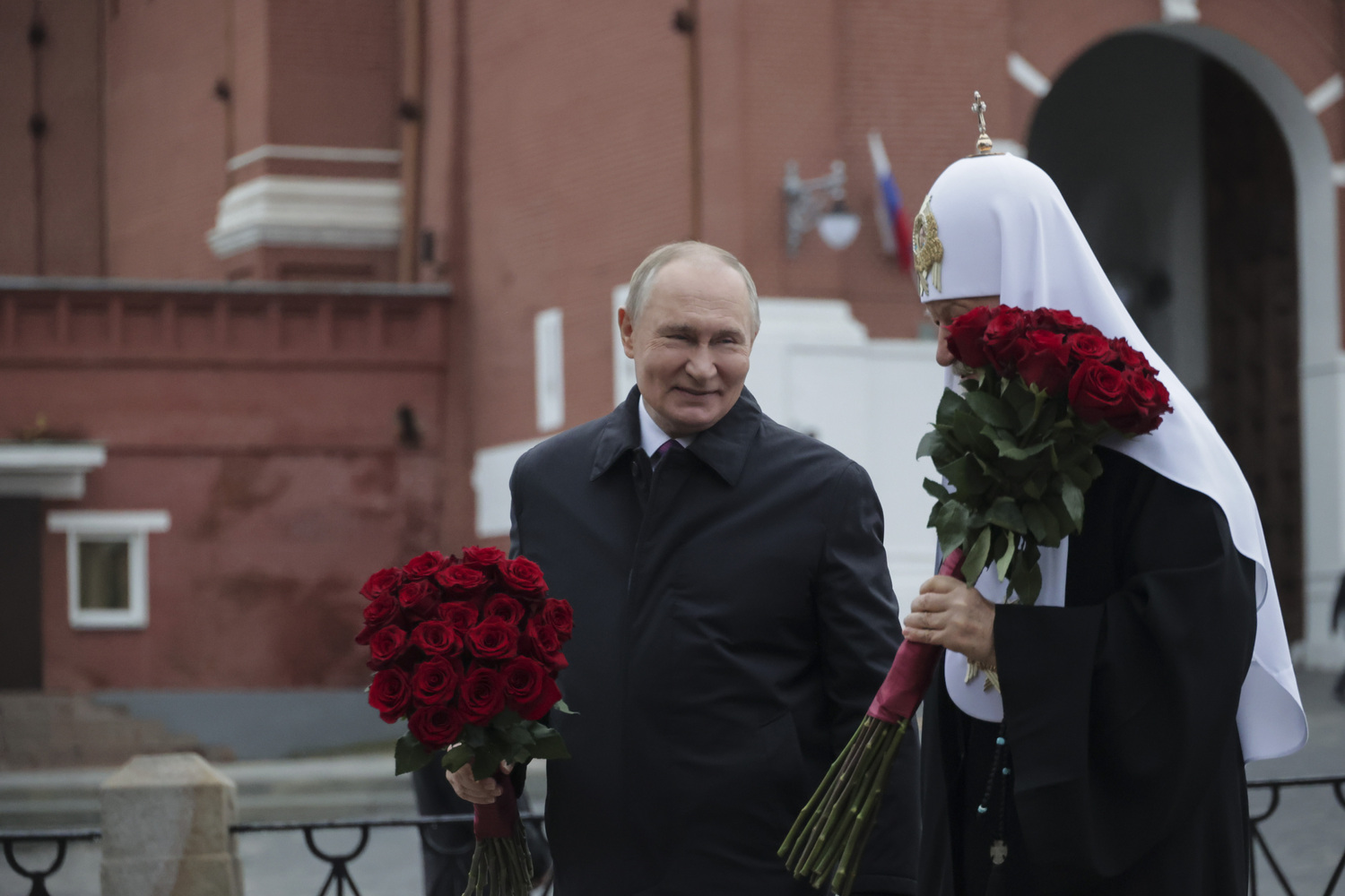 Президент России Владимир Путин возложил цветы к памятнику Минину и Пожарскому