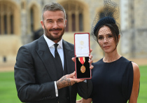 Дэвид Бекхэм, легендарный футболист и филантроп, получил титул рыцаря от короля Карла III в Виндзорском замке. 50-летний экс-капитан сборной Англии был удостоен этой чести за вклад в спорт и благотворительность. Бекхэм, выросший в Ист-Энде Лондона, назвал момент «лучшим в жизни», отметив поддержку семьи и восхищение монархией. Он — давний роялист, участвовал в прощании с королевой Елизаветой II и сотрудничает с Фондом короля.