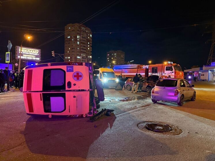 В Астрахани после ДТП перевернулась скорая помощь, пострадали три человека