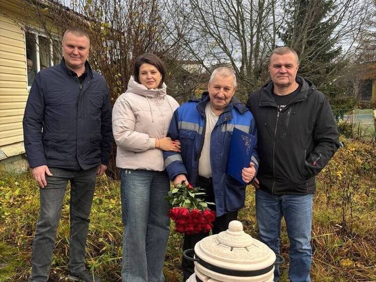 Леноблводоканал поздравил мастера Бокситогорского района с 80-летием