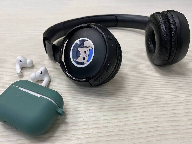 Петербуржцев предупредили об опасности ношения наушников в одном ухе