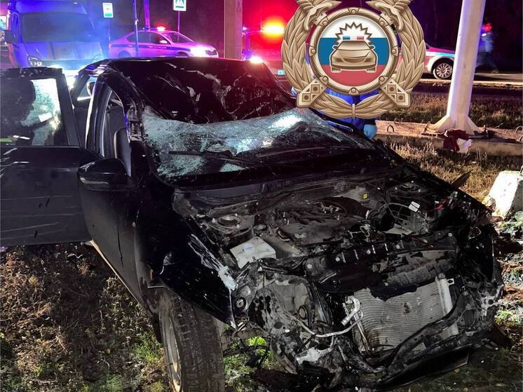 В Энгельсском районе легковушка влетела в забор