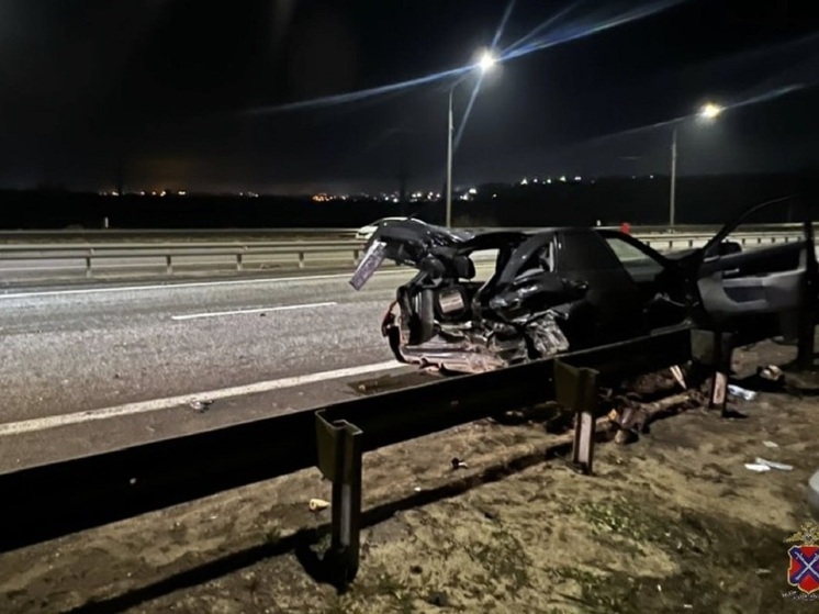 «Лада Приора» влетела в металлическое ограждение на трассе под Волгоградом