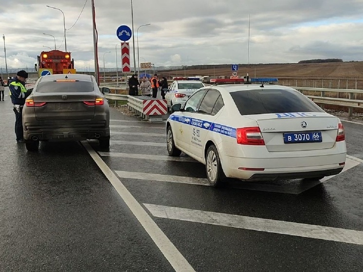 Водители снимают номера, проезжая по платной трассе в Свердловской области