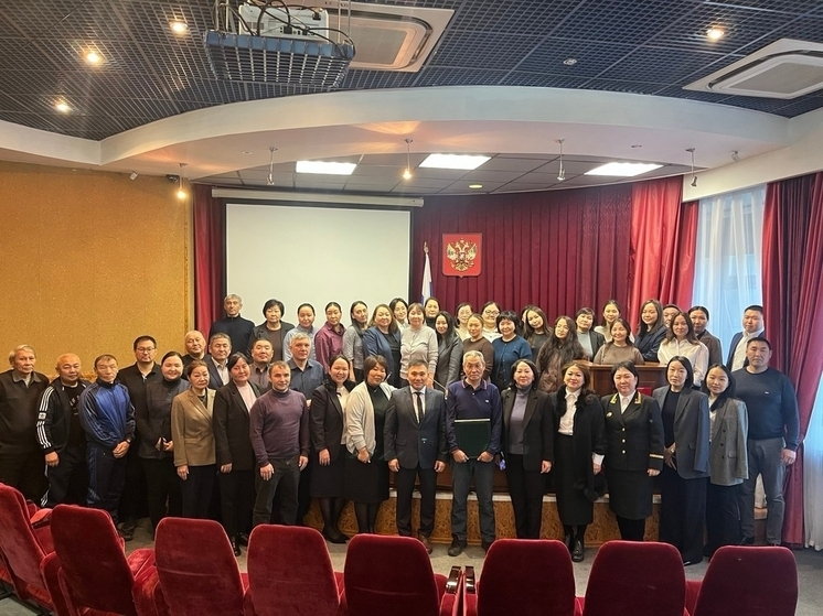 В Арбитражном суде Тувы на пенсию проводили водителя служебного авто