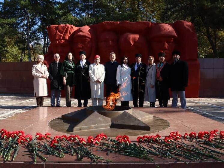 Представители национальных диаспор Калмыкии возложили цветы к Вечному огню