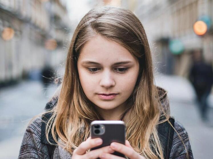 Тревожный звонок из Пскова: несовершеннолетняя отдала сбережения аферистам