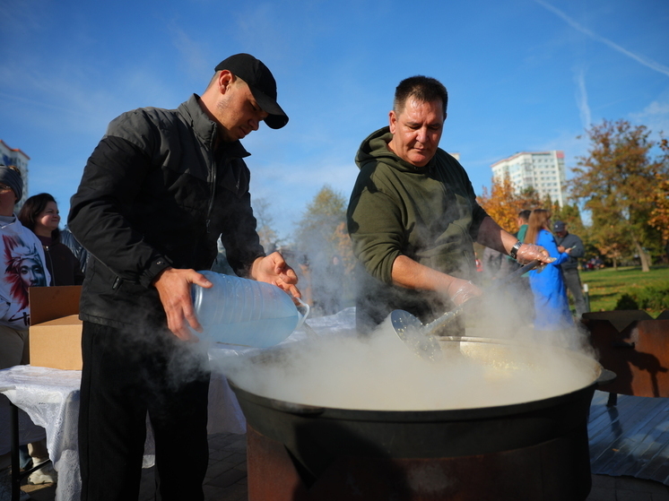 Волгоградцев бесплатно угощали ухой и кашей на фестивале русской кухни