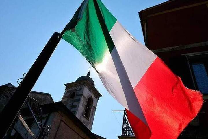 Ruska uradnica Zakharova izzvala ogorčenje z izjavami o zrušenju stolpa v Rimu