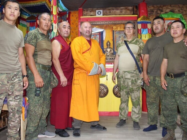 На полигоне «Восточный», во фронтовом дугане блиндажного типа, расположенного под полутораметровым слоем земли в зоне СВО, восседает на постаменте статуя Будды Шакьямуни. История статуи необычная. «Чудеса случаются, а здесь, в зоне СВО, они случаются даже чаще. Божье провидение и благословение сопровождают наших бойцов на самых трудных этапах ратного пути», — уверены в волонтерском центре «Дом для СВОих» на Донбассе.