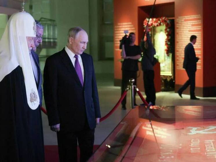 Путину на выставке в «Манеже» показали подлинник Знамени Победы