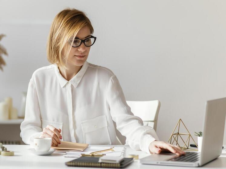 Началась сокращенная рабочая неделя: как россияне будут работать после праздника