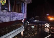 В Медведевском районе Марий Эл автомашина врезалась в здание, пострадали пять человек.
