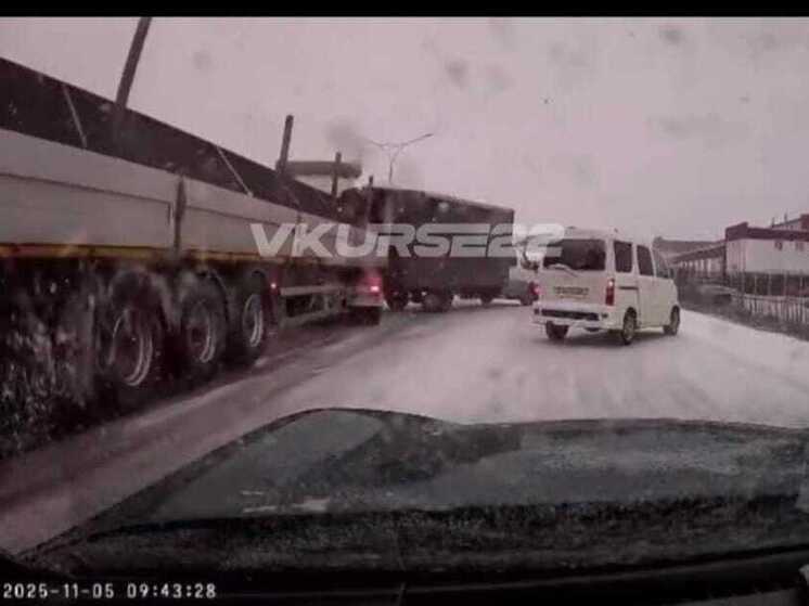 На Чуйском тракте по пути в Барнаул фура и грузовик попали в ДТП