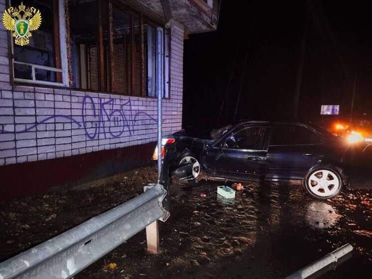 В Марий Эл пять человек пострадали при наезде авто на здание