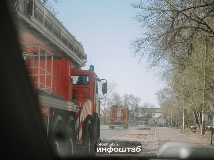 В Астраханской области 6 часов тушили пожар в двух квартирах