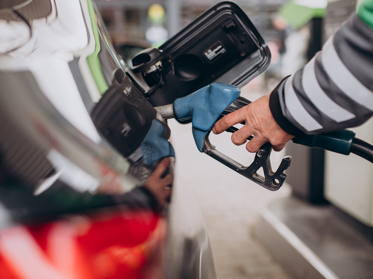 Почему ушлые водители не глушат двигатель авто на АЗС: объяснил заправщик