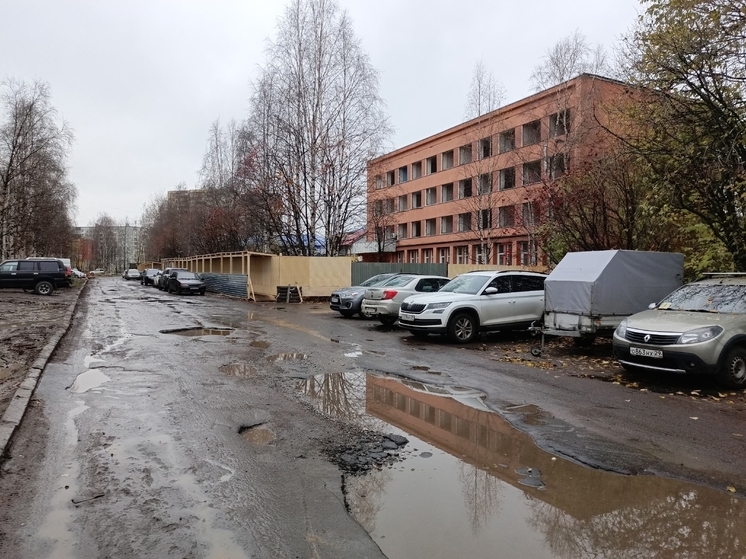 В Архангельске сносят кирпичное офисное здание на улице Тимме