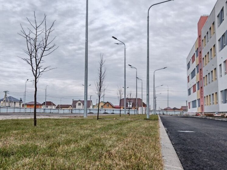 В Тюмени благоустраивают территорию строящейся школы в Березняковском