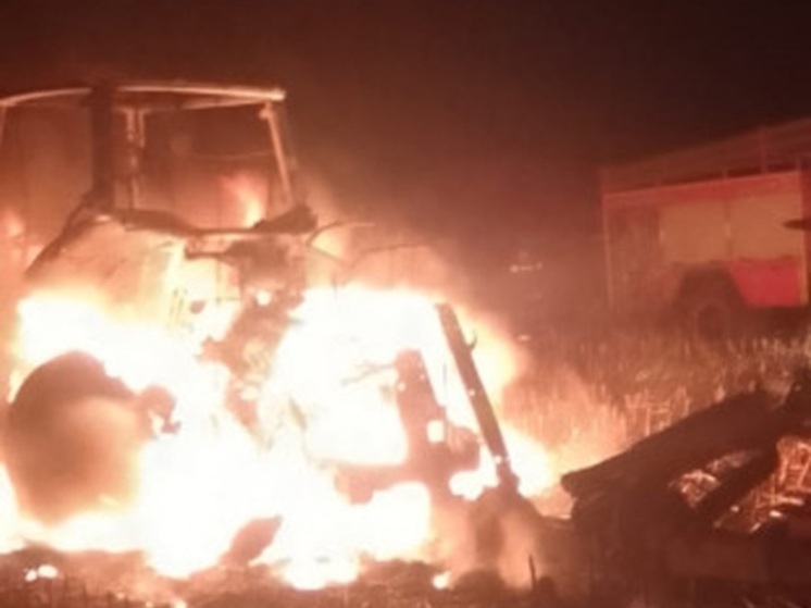 Трактор и легковушка сгорели на федеральной трассе Курской области