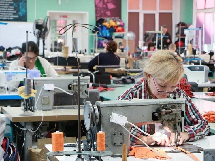 Губернатор Омской области посетил ключевые предприятия региона