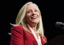 Демократка Эбигейл Спанбергер была избрана первой женщиной-губернатором Вирджинии, когда ее партия одержала победы на ключевых выборах в южном штате