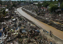 По словам официальных лиц, в результате тайфуна "Калмаеги" в центральной части Филиппин погибли по меньшей мере 66 человек, еще 26 пропали без вести, многие из них пострадали в результате масштабного наводнения, в результате которого люди оказались запертыми на крышах домов и были сметены десятки автомобилей в сильно пострадавшей провинции, все еще восстанавливающейся после смертоносного землетрясения