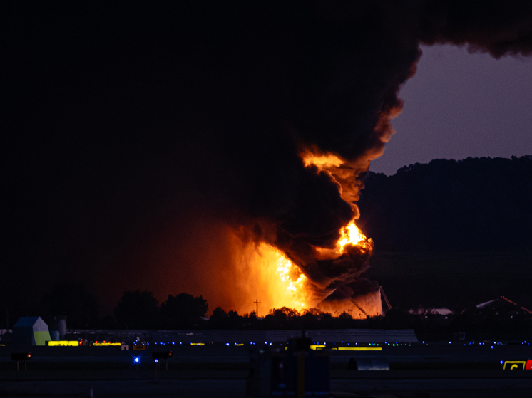 По меньшей мере семь человек погибли и 11 получили ранения в результате крушения самолета UPS недалеко от аэропорта в американском штате Кентукки