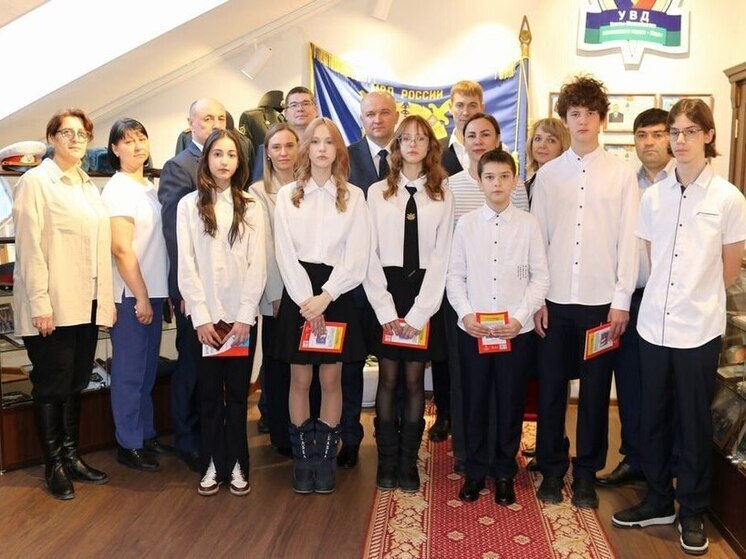 В День народного единства юным ханты‑мансийцам вручили первые паспорта