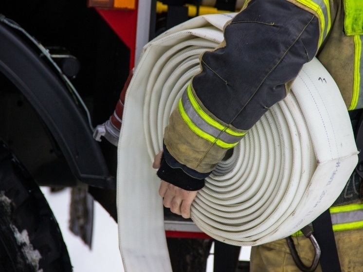 Почти 10 спасателей тушили пожар в заброшенном здании в Донском