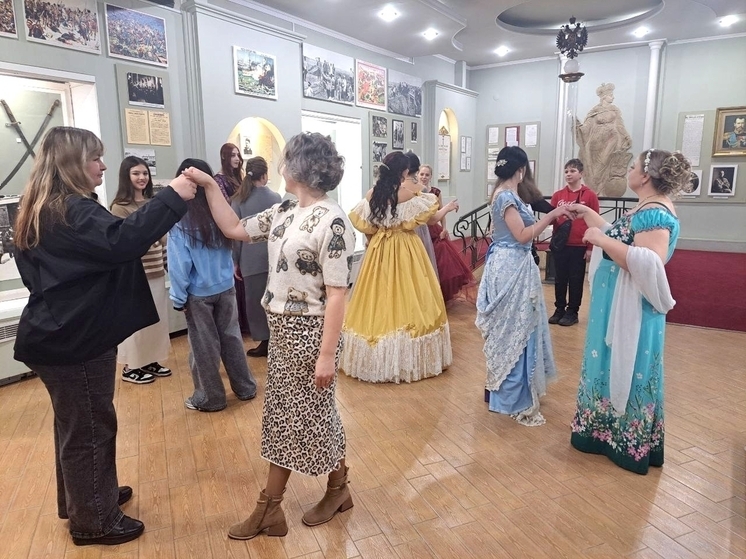 В Орле для семей участников СВО организовали бальный променад