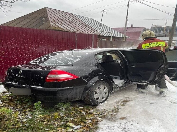 В День народного единства в Туле полыхал легковой автомобиль