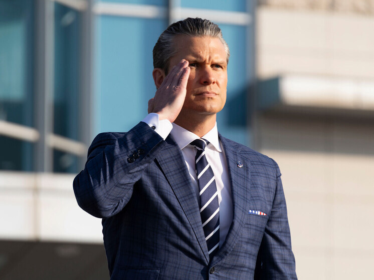 Глава Пентагона сообщил об ударе США по предполагаемому судну с наркотиками