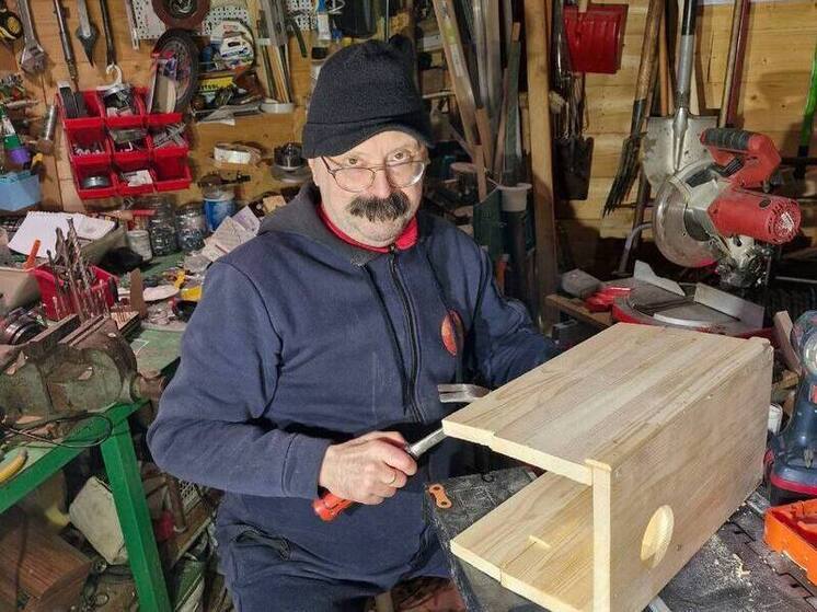 Кировские выходные: Андрей Маури с внуком построили жилище для белок