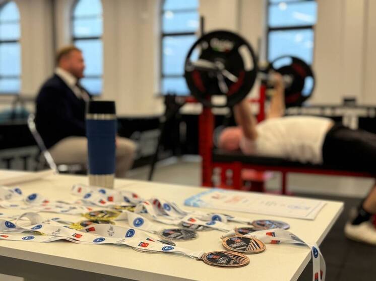 В Мурманске ветераны и их семьи провели дебютный турнир по пауэрлифтингу