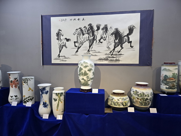 Огромных размеров вазы и одна картина, выполненная на фарфоровом полотне, привезены в Алматы из Цзиндэчжэня